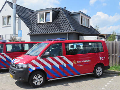 844114 Afbeelding van een brandweerbusje van de Post De Meern, geparkeerd op het grote parkeerterrein bij de Meerndijk ...